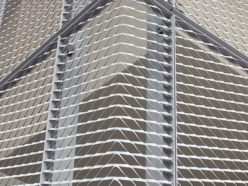 Металлическая просечная сетка на фасаде