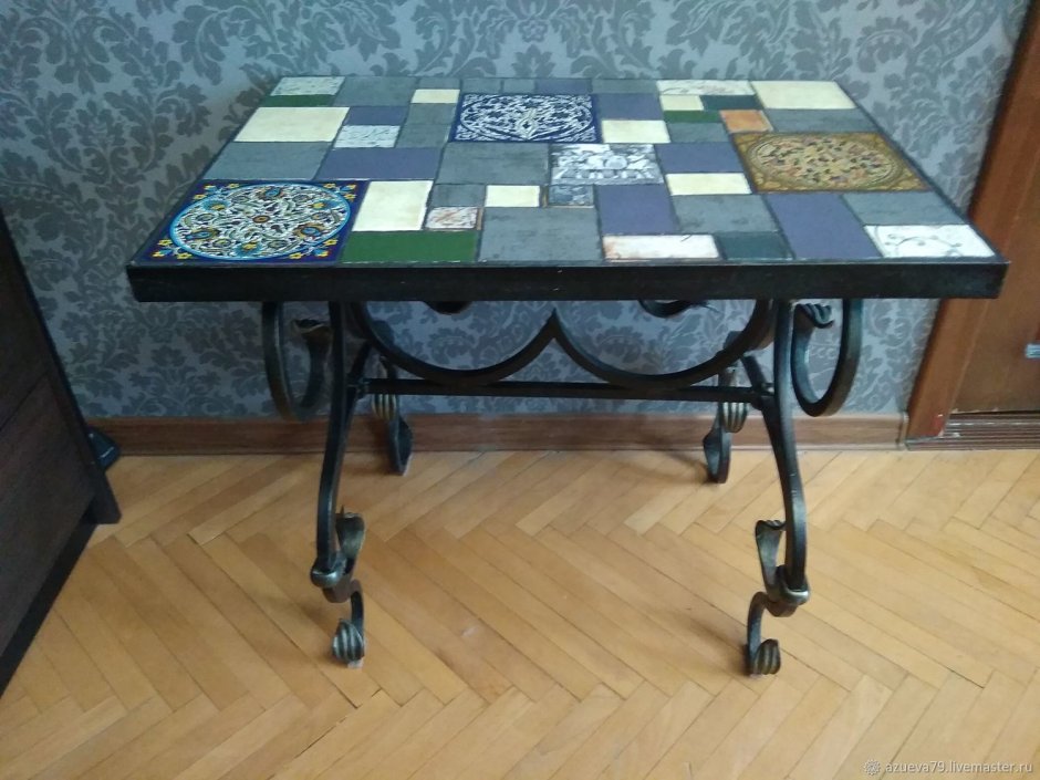 Стол с плиткой керамической