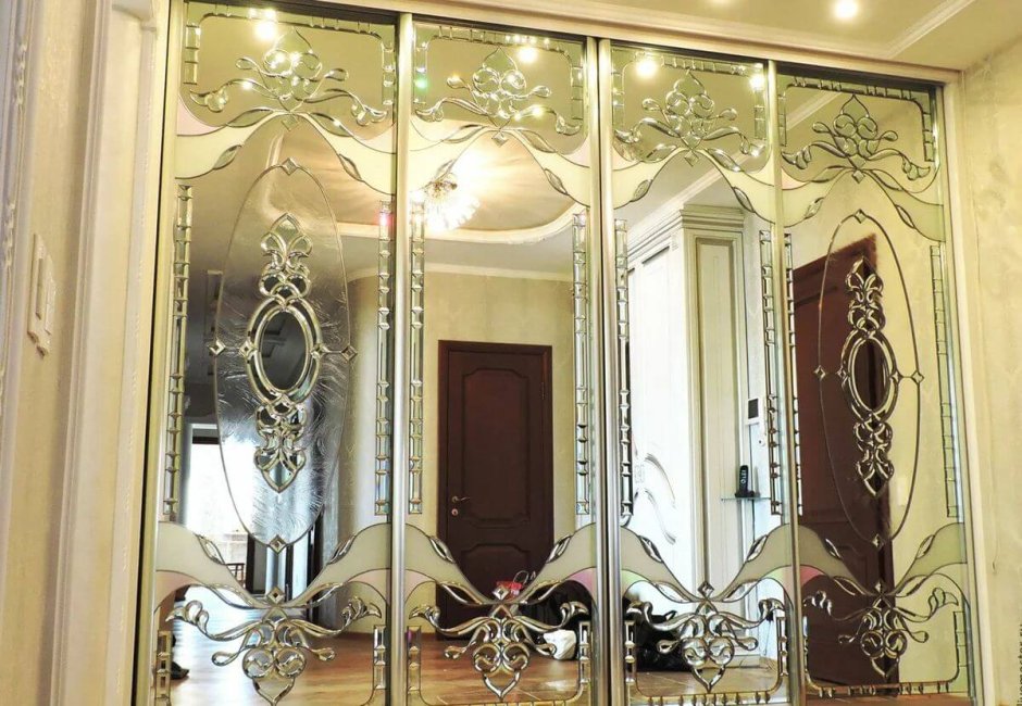 Шкаф с витражными стеклами