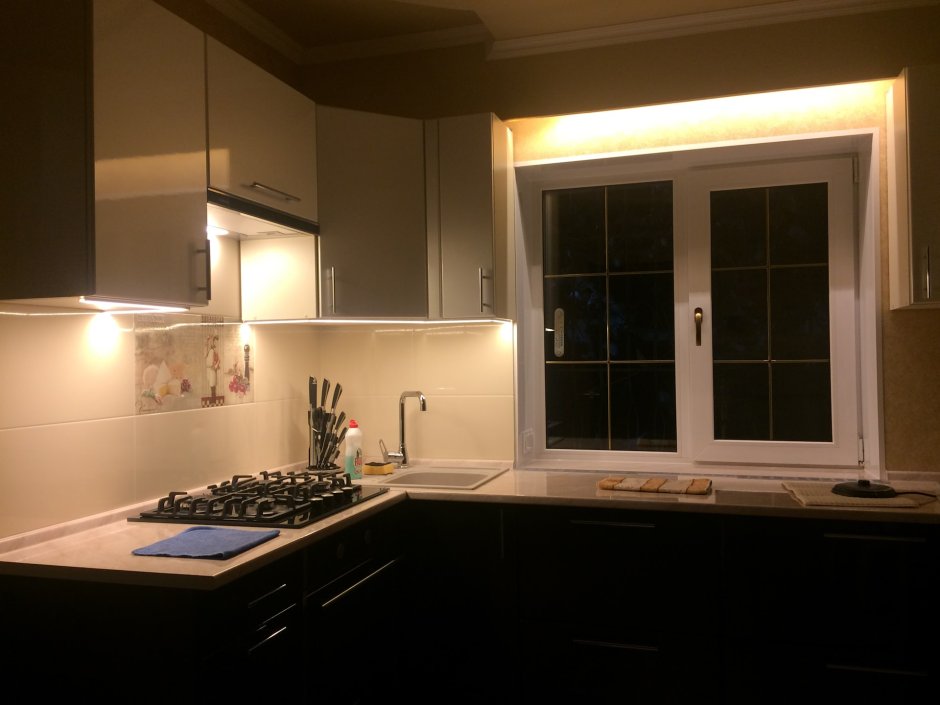 Светильник над окном на кухне
