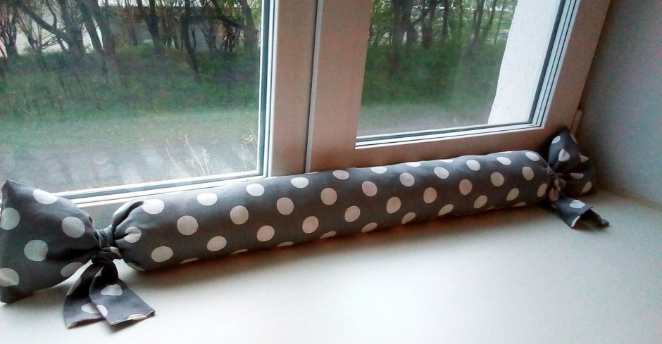 Подушка на окно от сквозняка