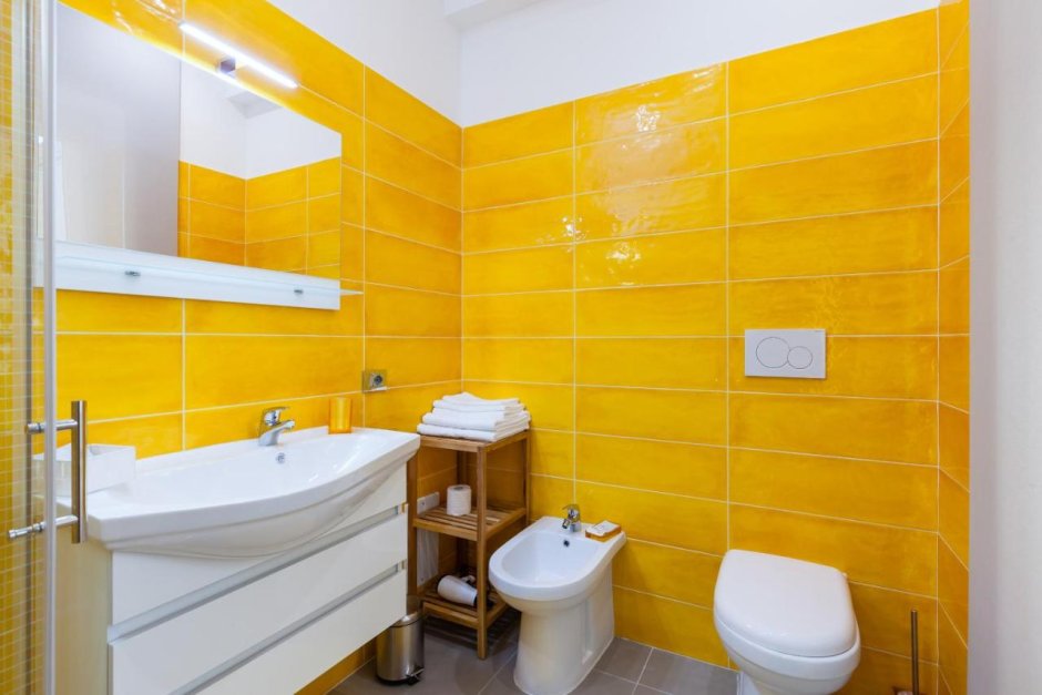 Интерьер ванной в желтом цвете