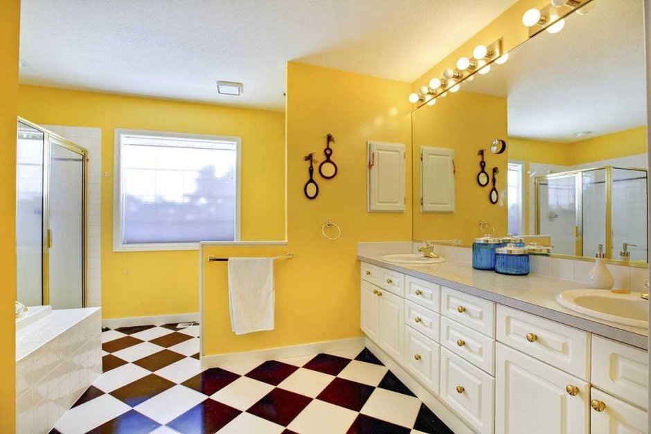 Светло желтая ванная комната