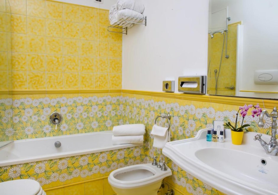 Классическая ванная комната в желтом цвете
