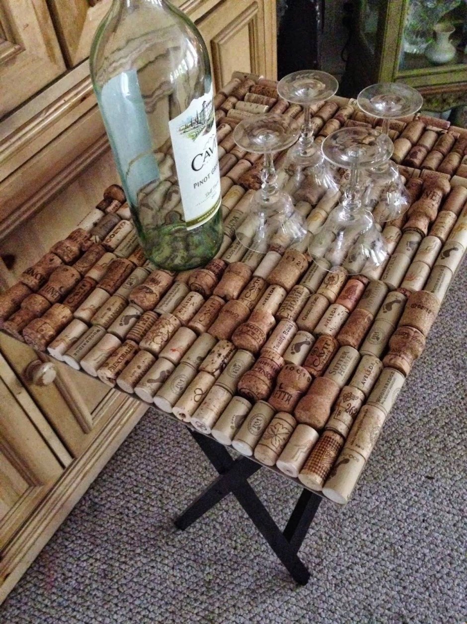 Столик из винных пробок