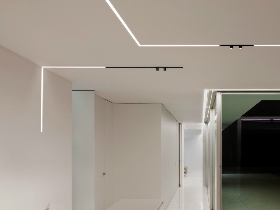 Линейные встроенные светильники в потолок