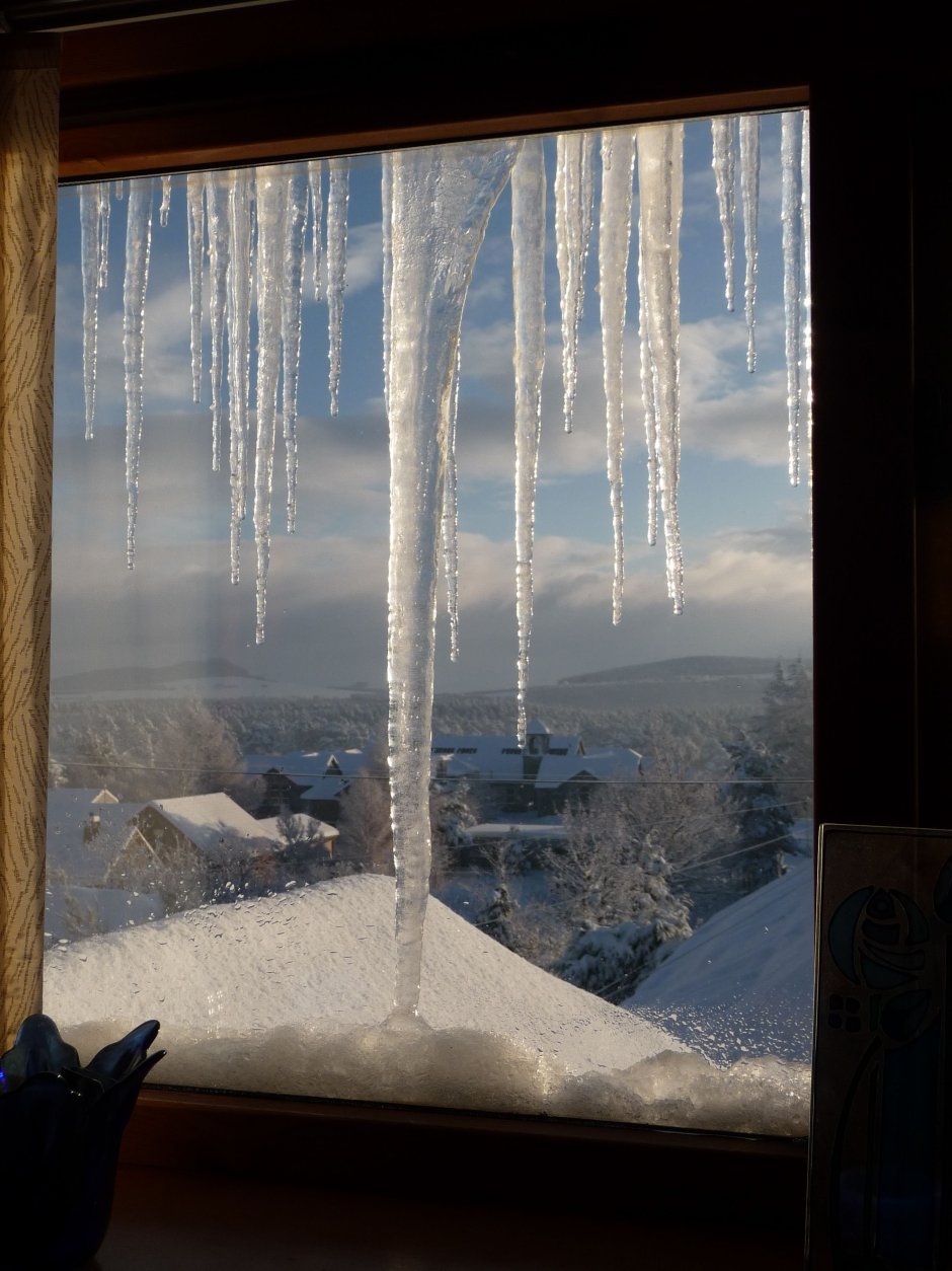 Снежный вид из окна