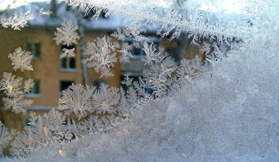 Узоры на окне зимой