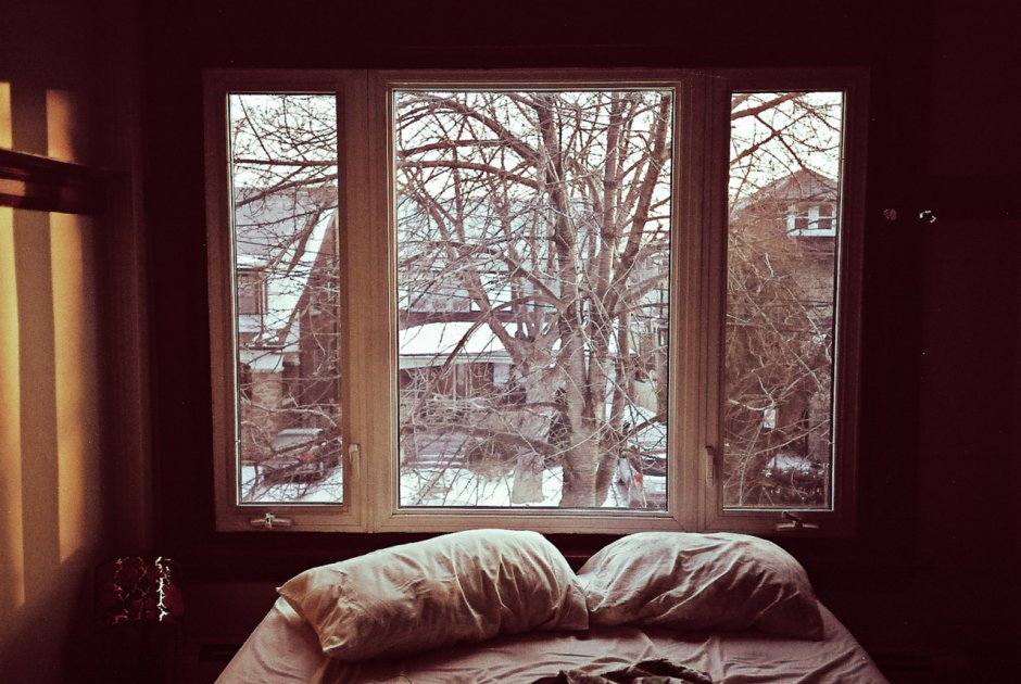 Окно в комнате зимой