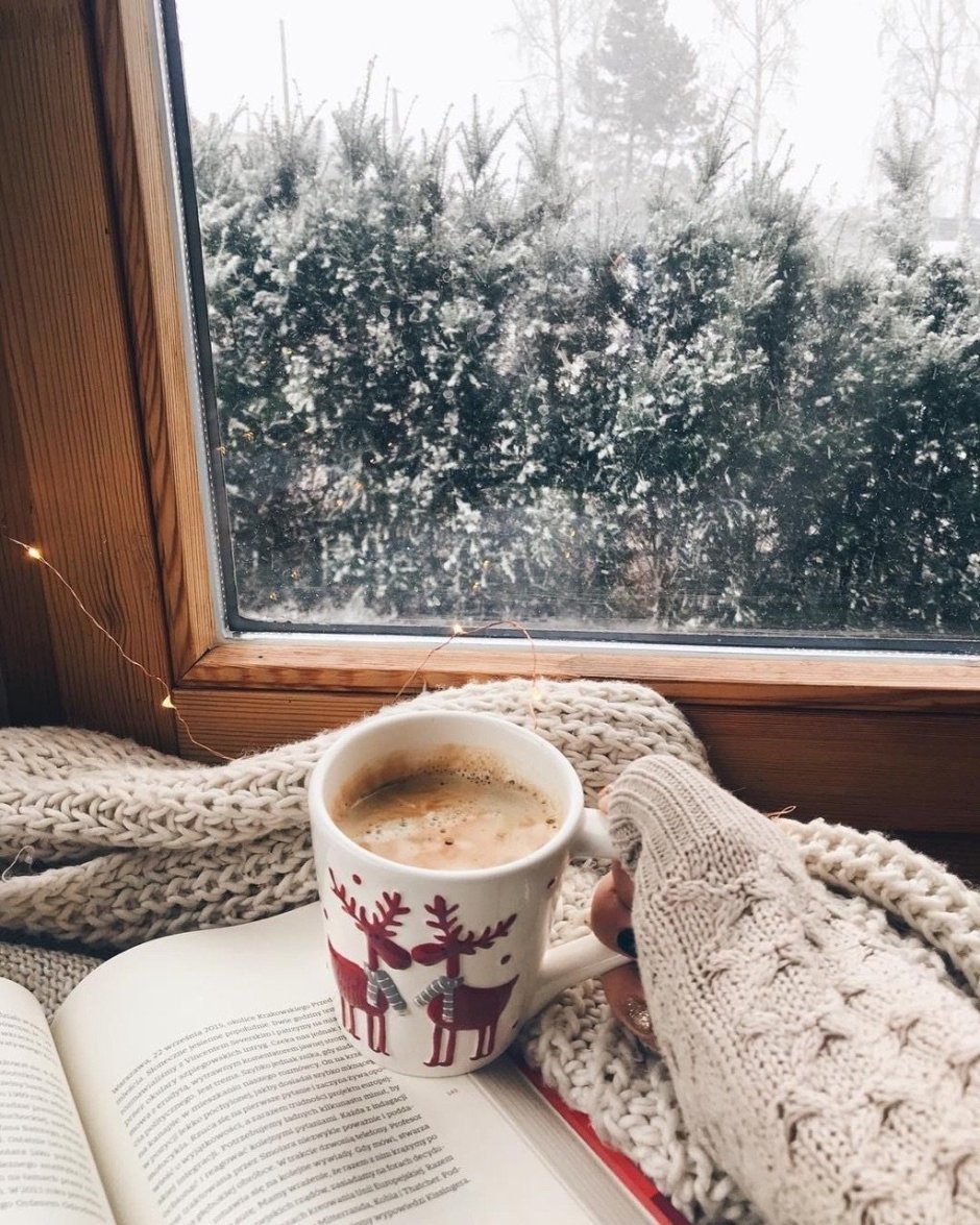 Кофе на зимнем окне