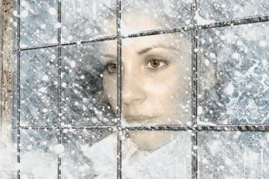 Девушка за окном зима