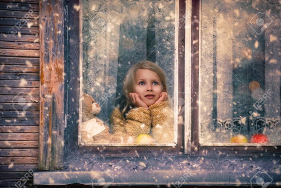 Девочка у окна зима