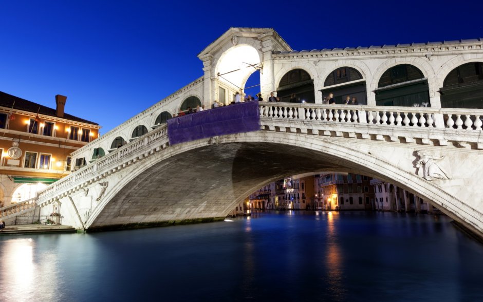 Мост Риальто Венеция вечером