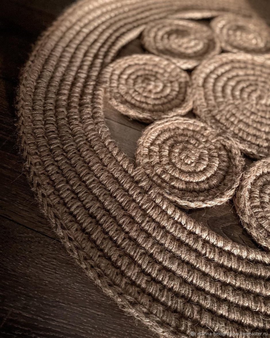 Вязаные коврики из джута