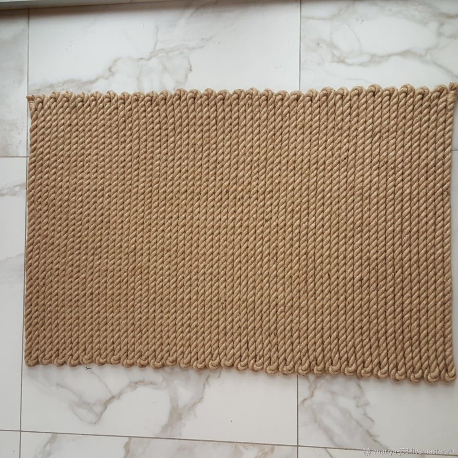 Плетеный коврик в ванную