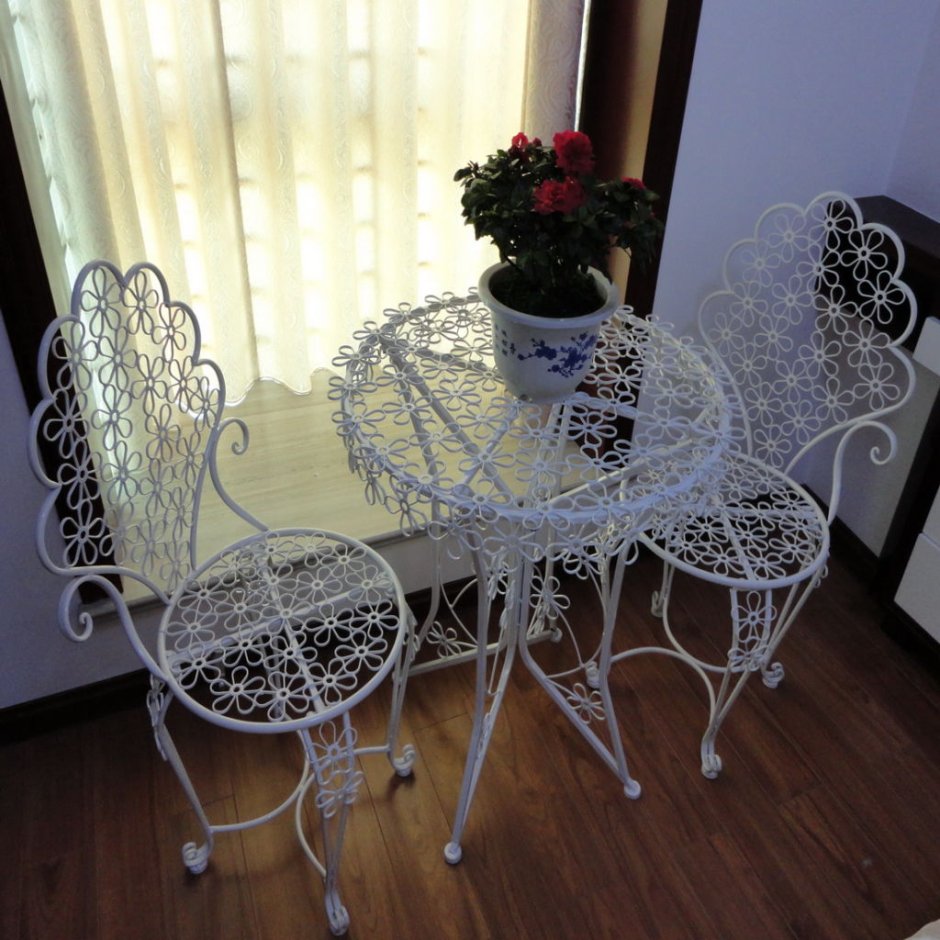 Кованый столик со стульями для балкона