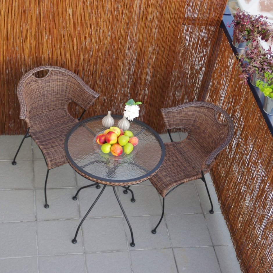 Плетеный столик на балкон