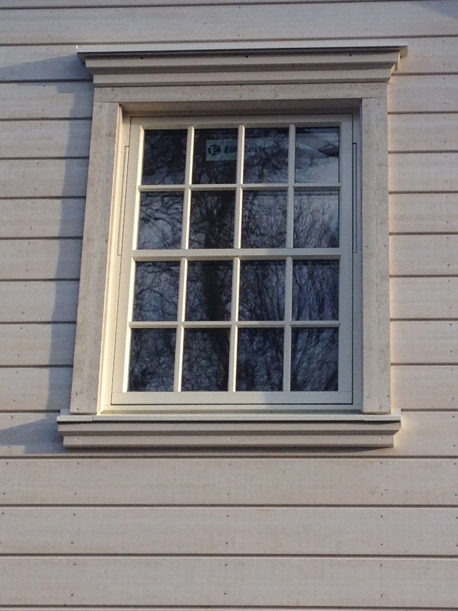 Деревянное обрамление окна
