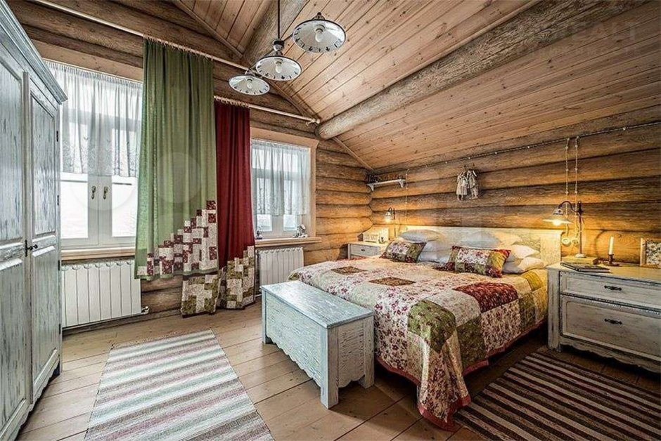 Дом из бревна в деревенском стиле