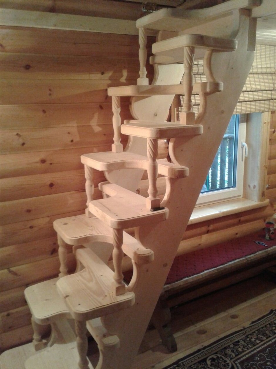 Деревянная винтовая лестница в деревенском доме
