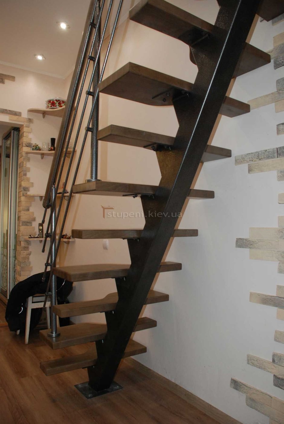 Лестница металлическая с одним косоуром утиный шаг
