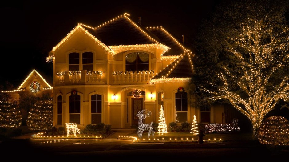 Новогоднее украшение фасада дома