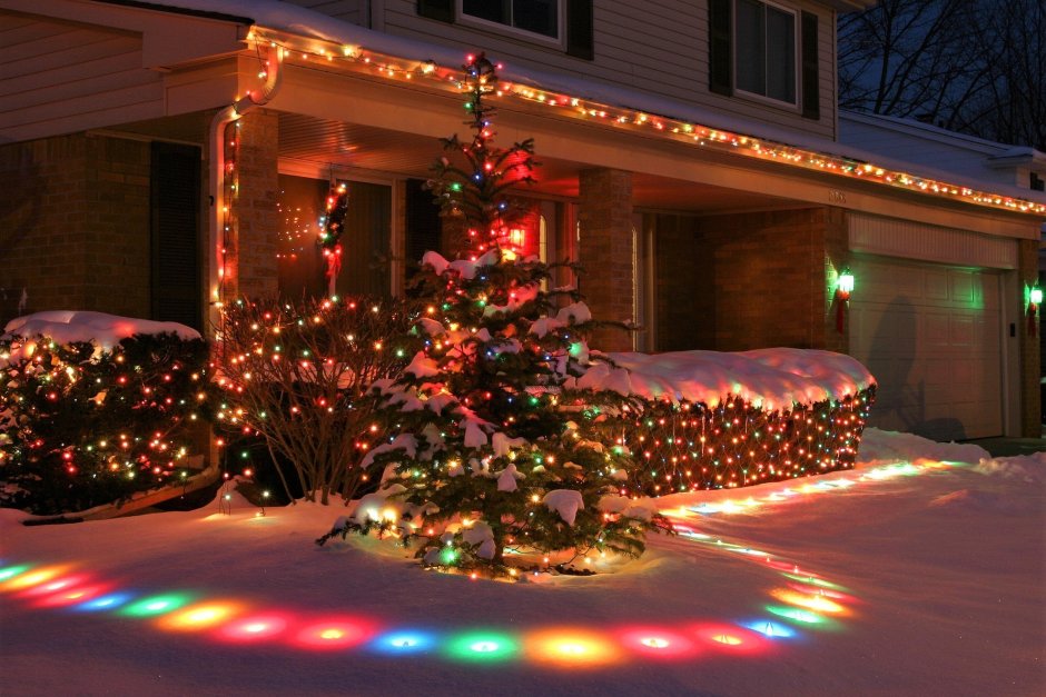 Новогодняя елка во дворе