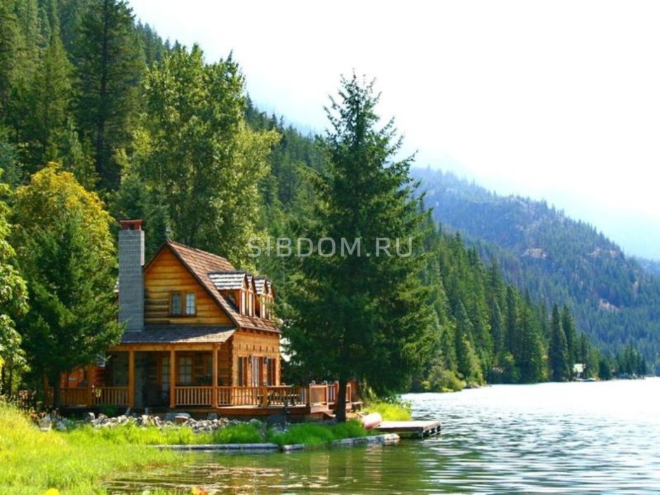 Дом Каленов в лесу у озера