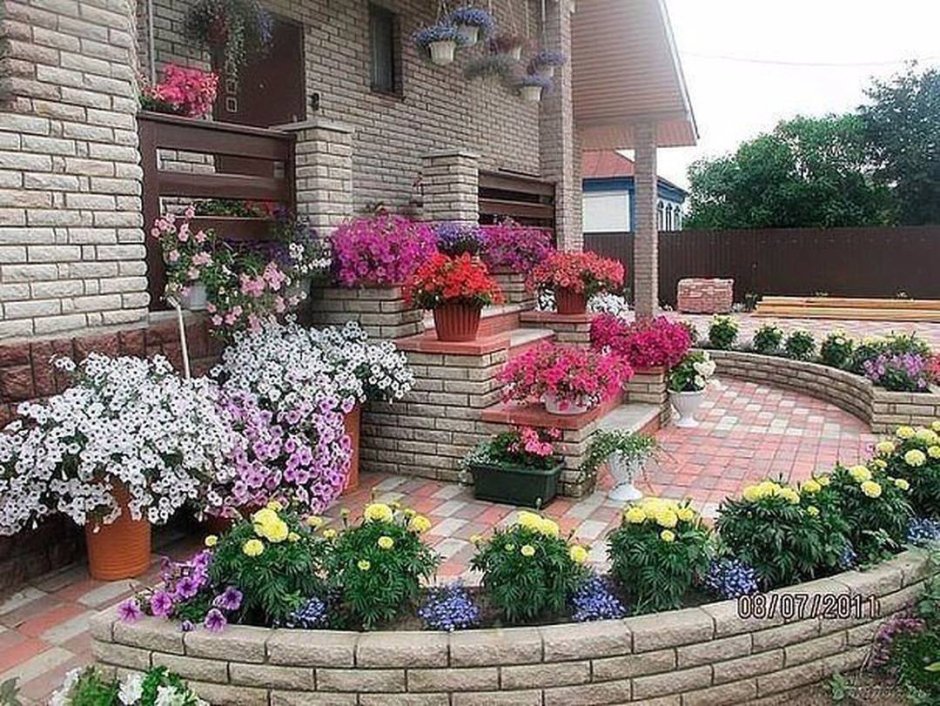 Цветы в палисаднике перед домом