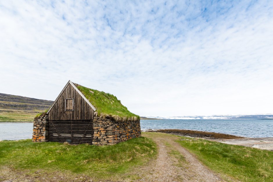 Домик с травяной крышей в Исландии