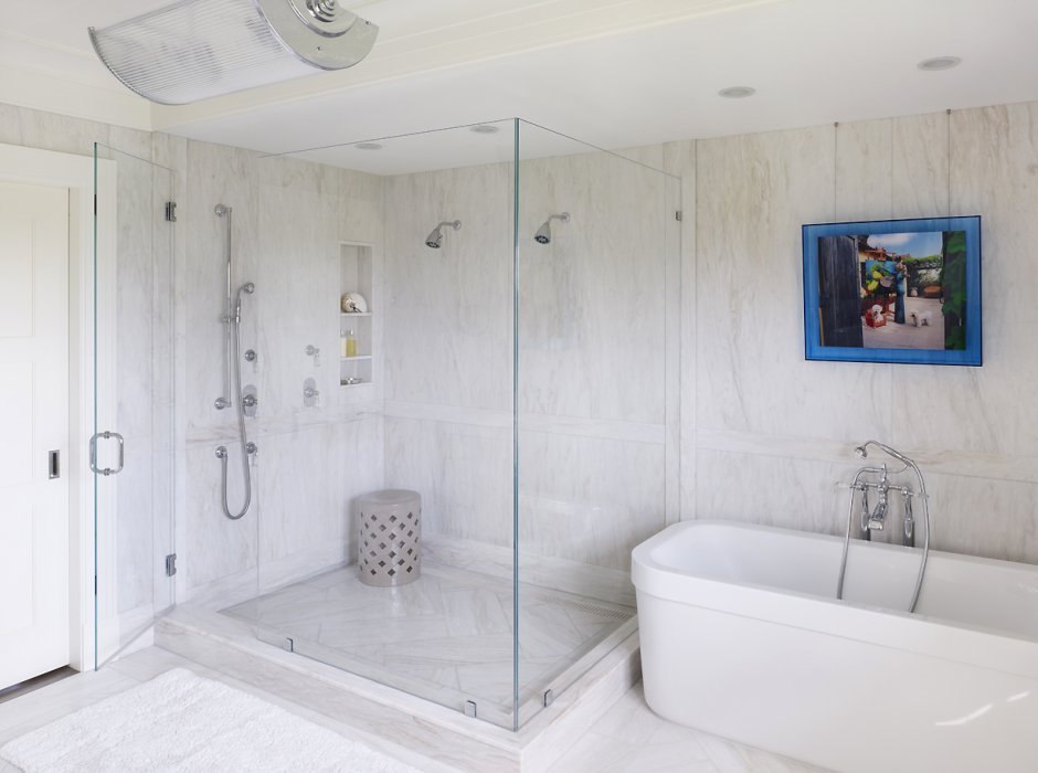 Белая ванная комната с душевой кабиной