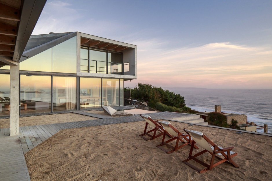 Дом у моря с панорамными окнами