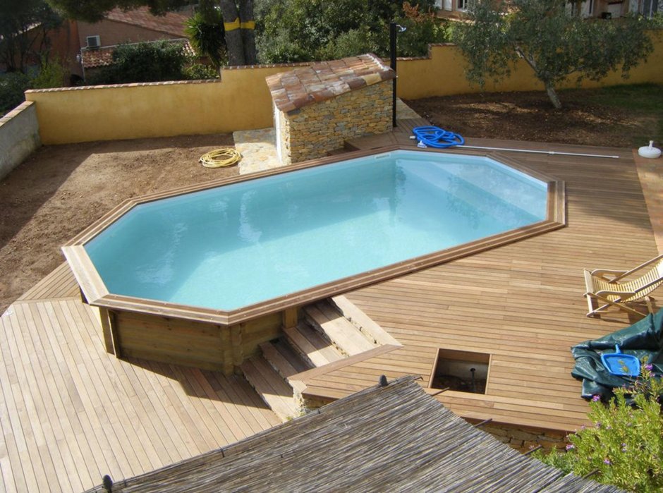 Бассейн с деревянной террасой
