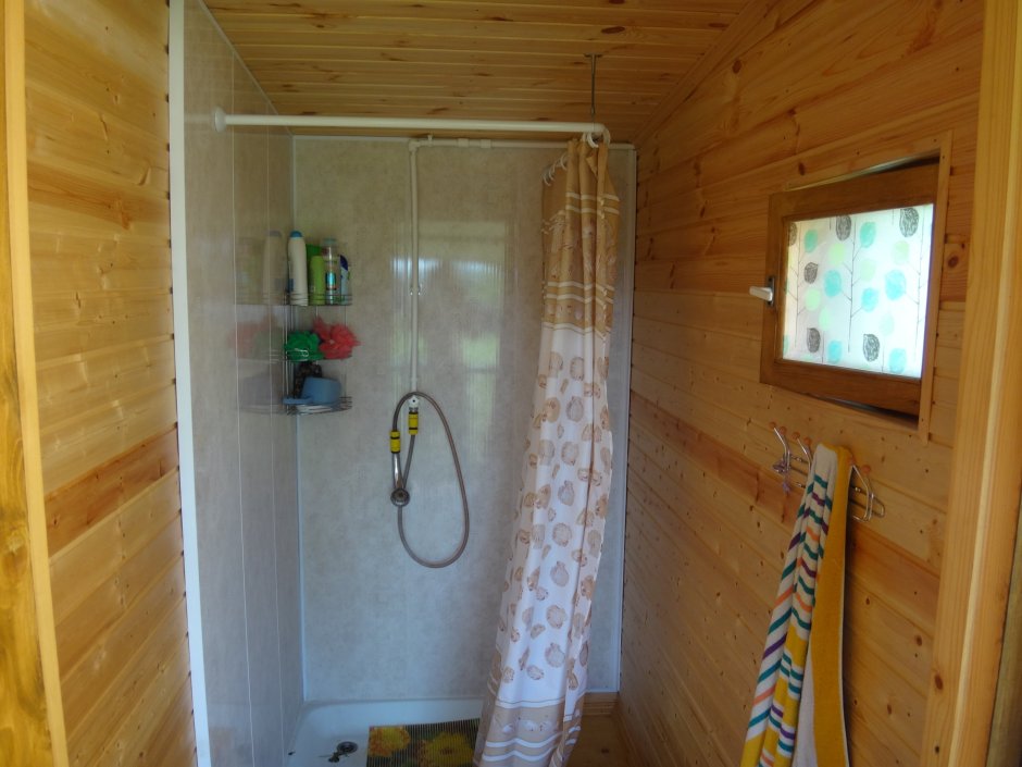 Душевая в сарае на даче