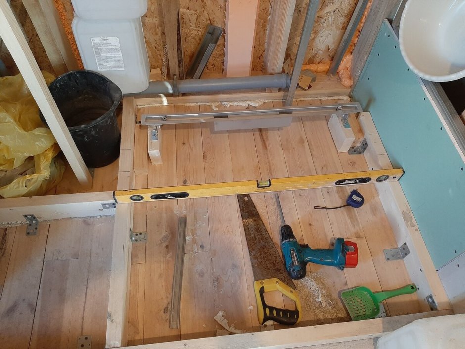 Душевой трап на деревянном полу