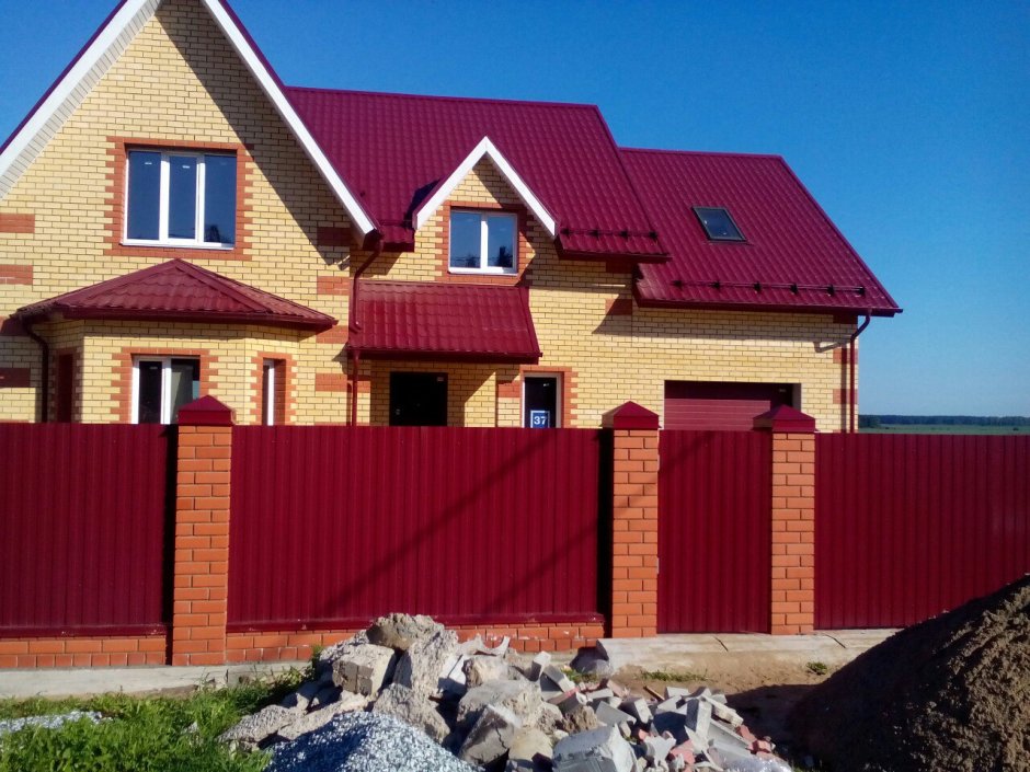 Забор красная крыша