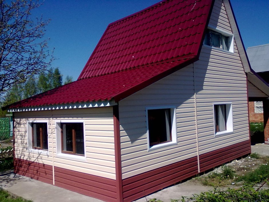 Дом с бордовой крышей