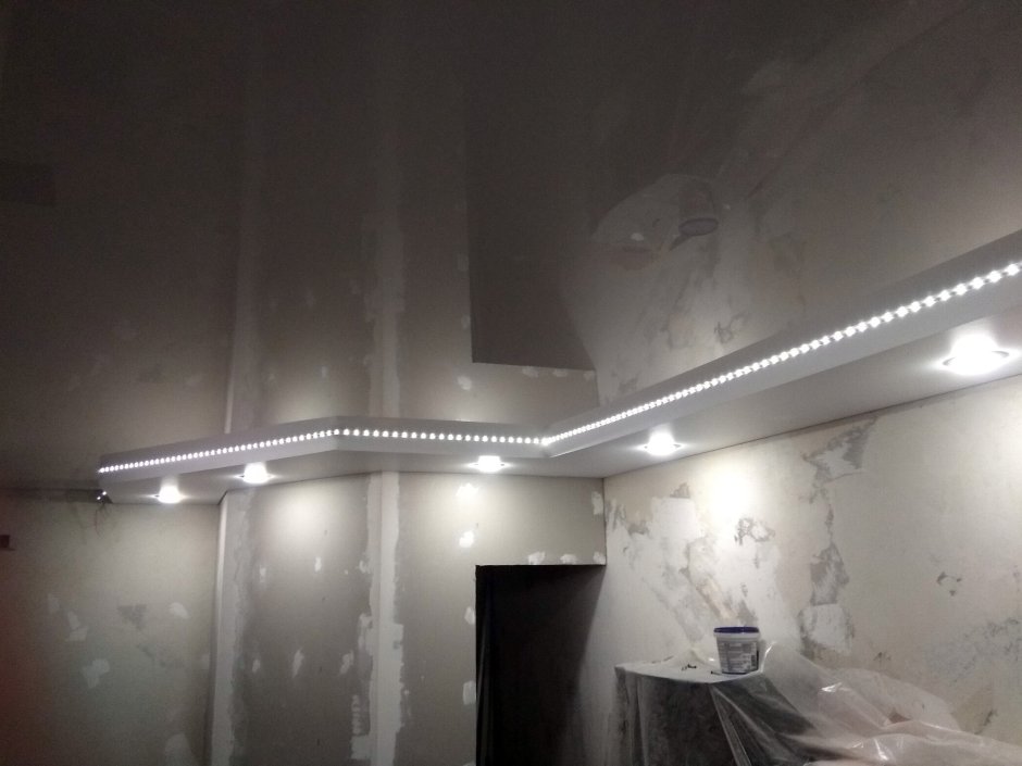 Натяжной потолок матовый двухуровневый с подсветкой