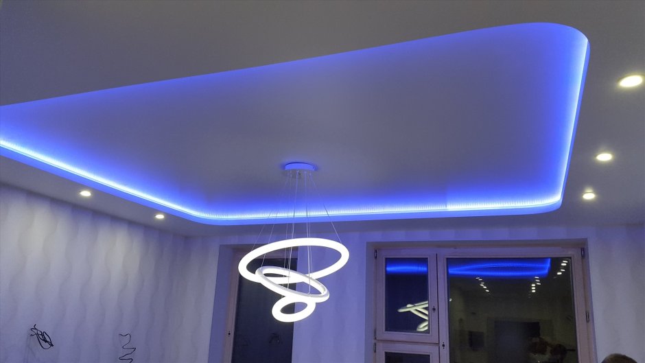 Двухъярусный потолок с подсветкой
