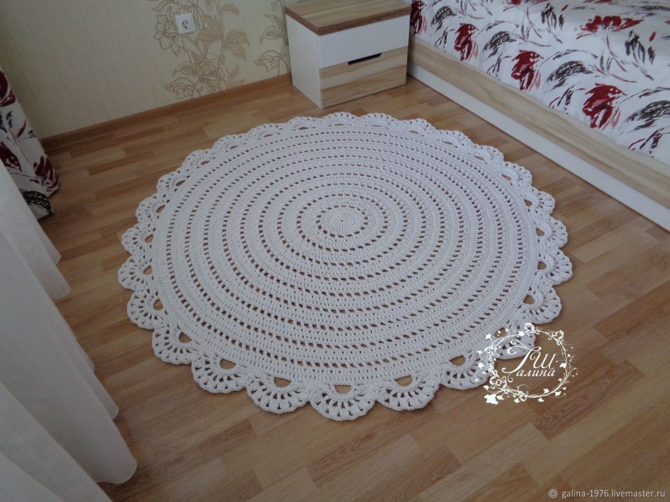 Ковер белый вязаный