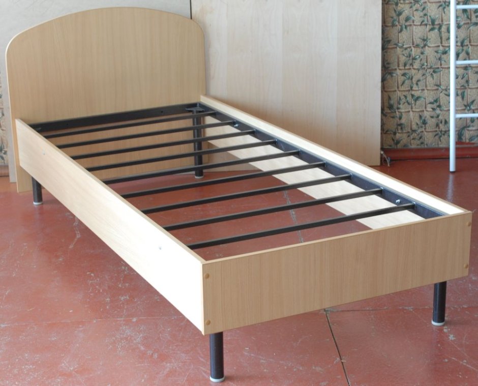 Кровать с металлическим каркасом