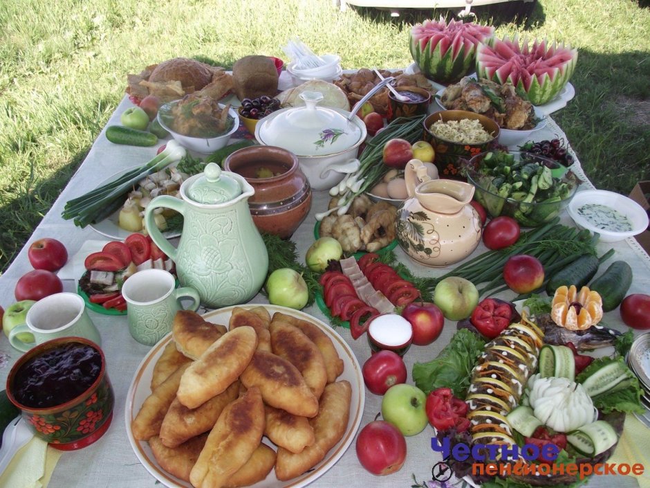 Накрытый стол в деревне