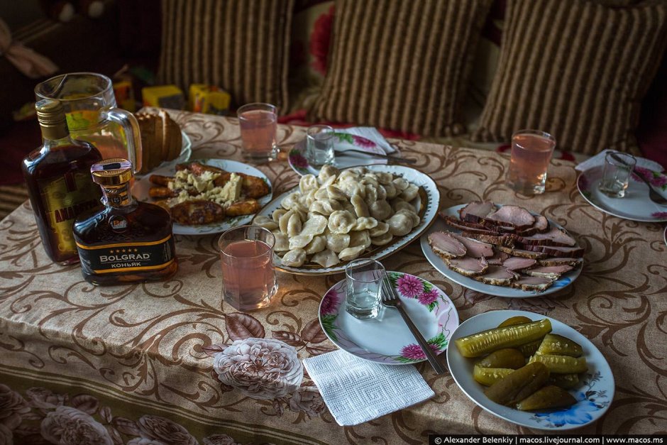 Накрытый деревенский стол