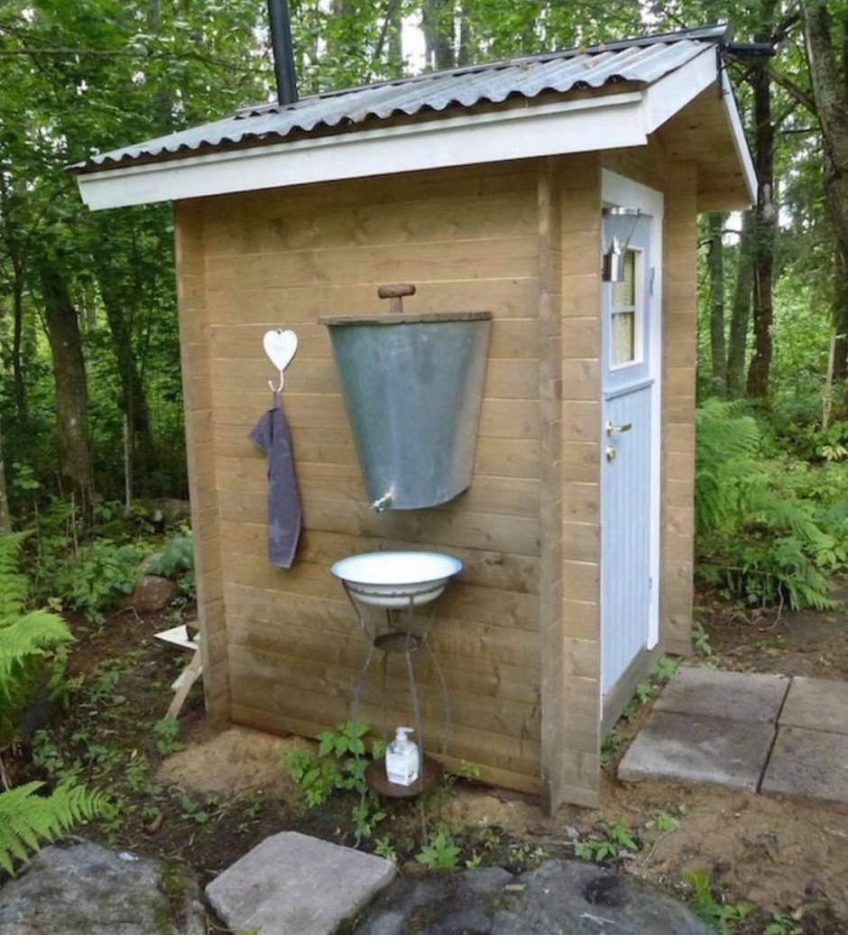 Туалет с умывальником на даче