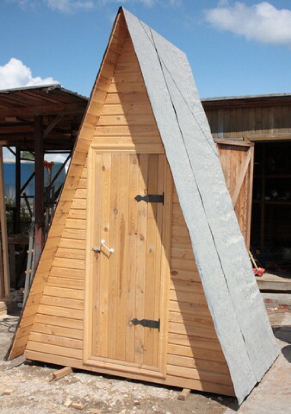 Треугольный туалет на даче