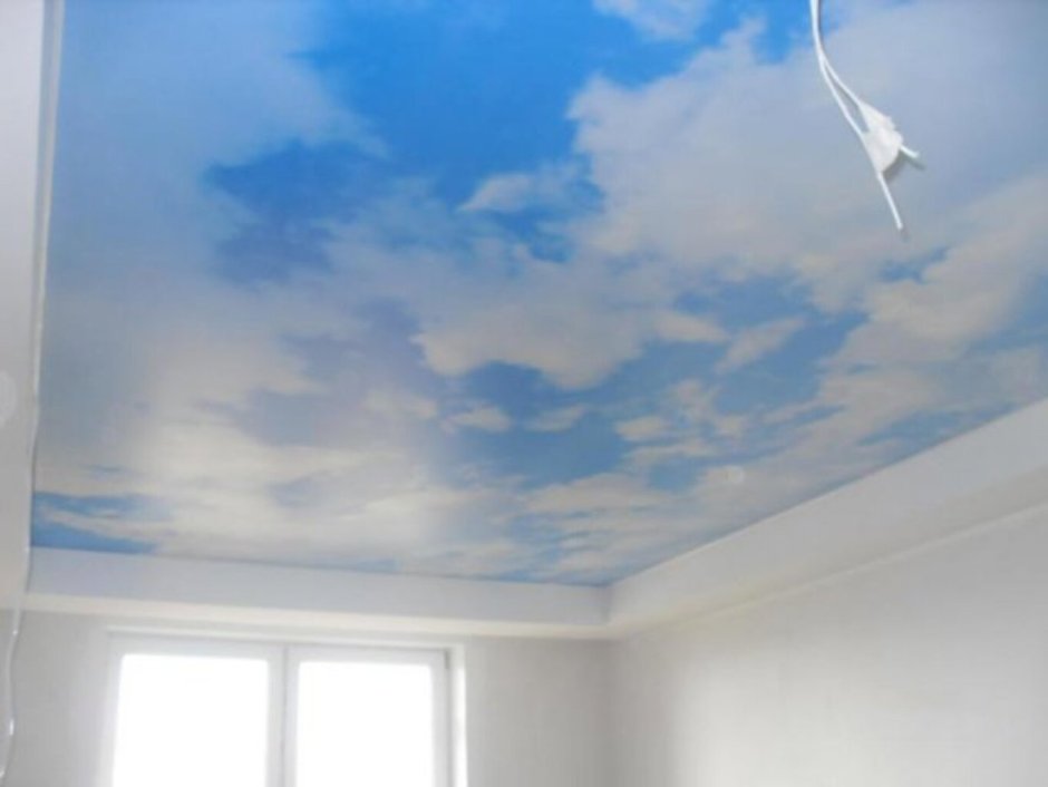 Небесно голубой натяжной потолок