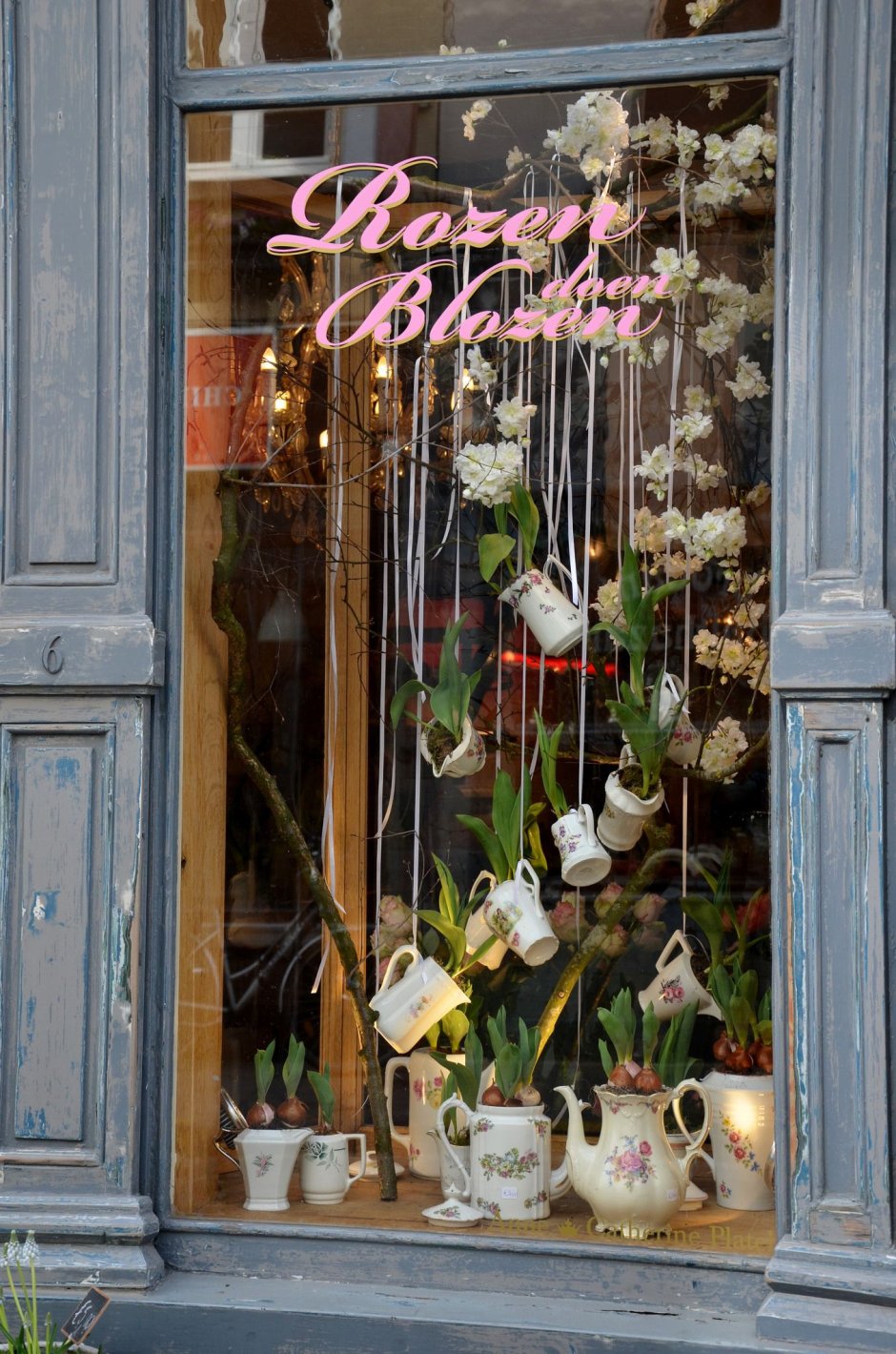 Украшение окна цветочного магазина