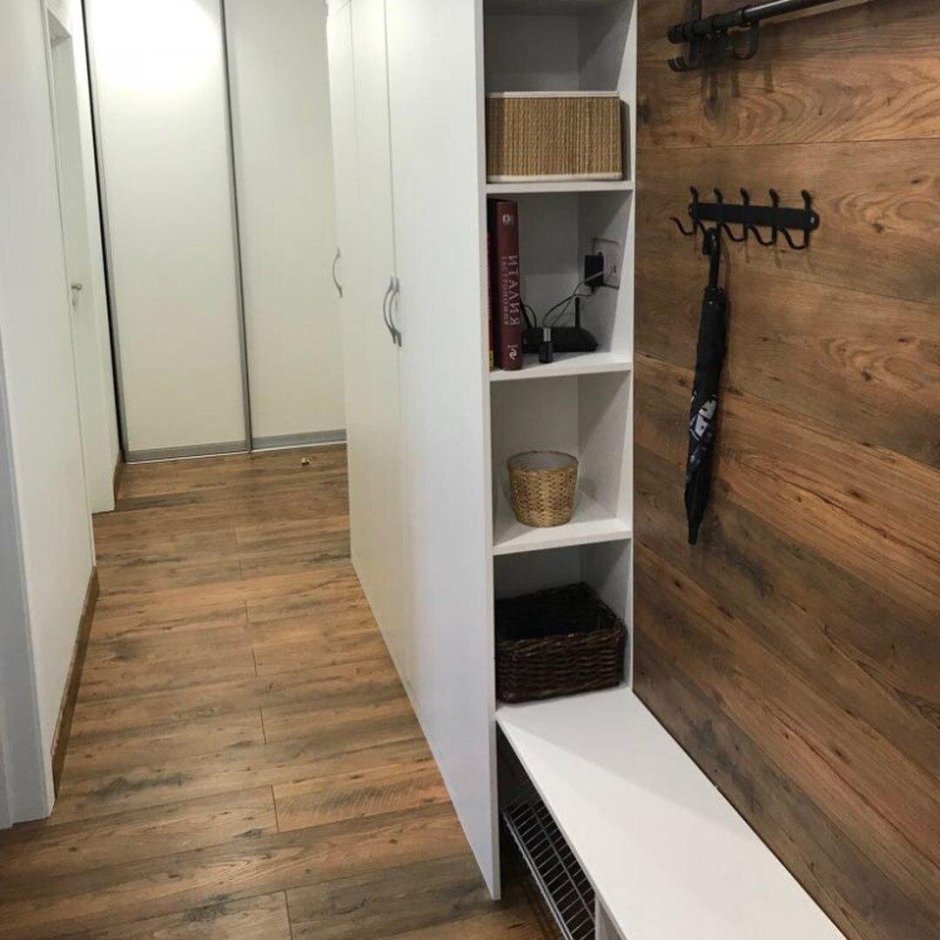 Шкаф с полками в торце