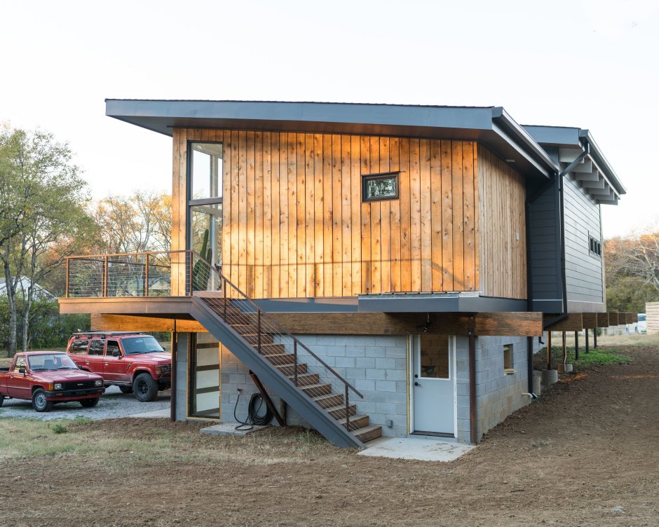 Дачный домик на высоких сваях