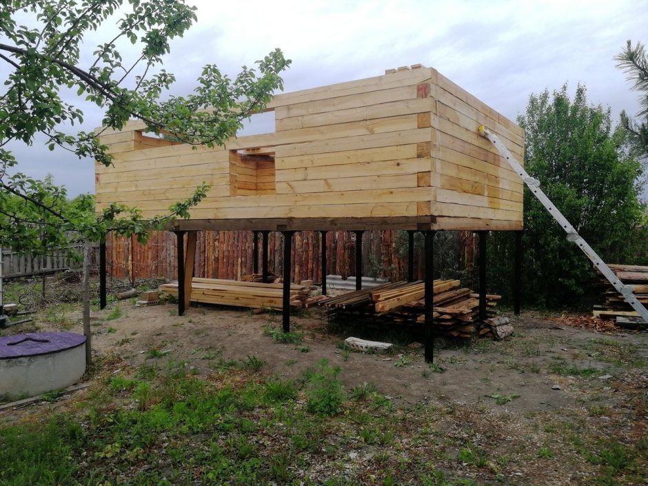 Домик на высоких сваях